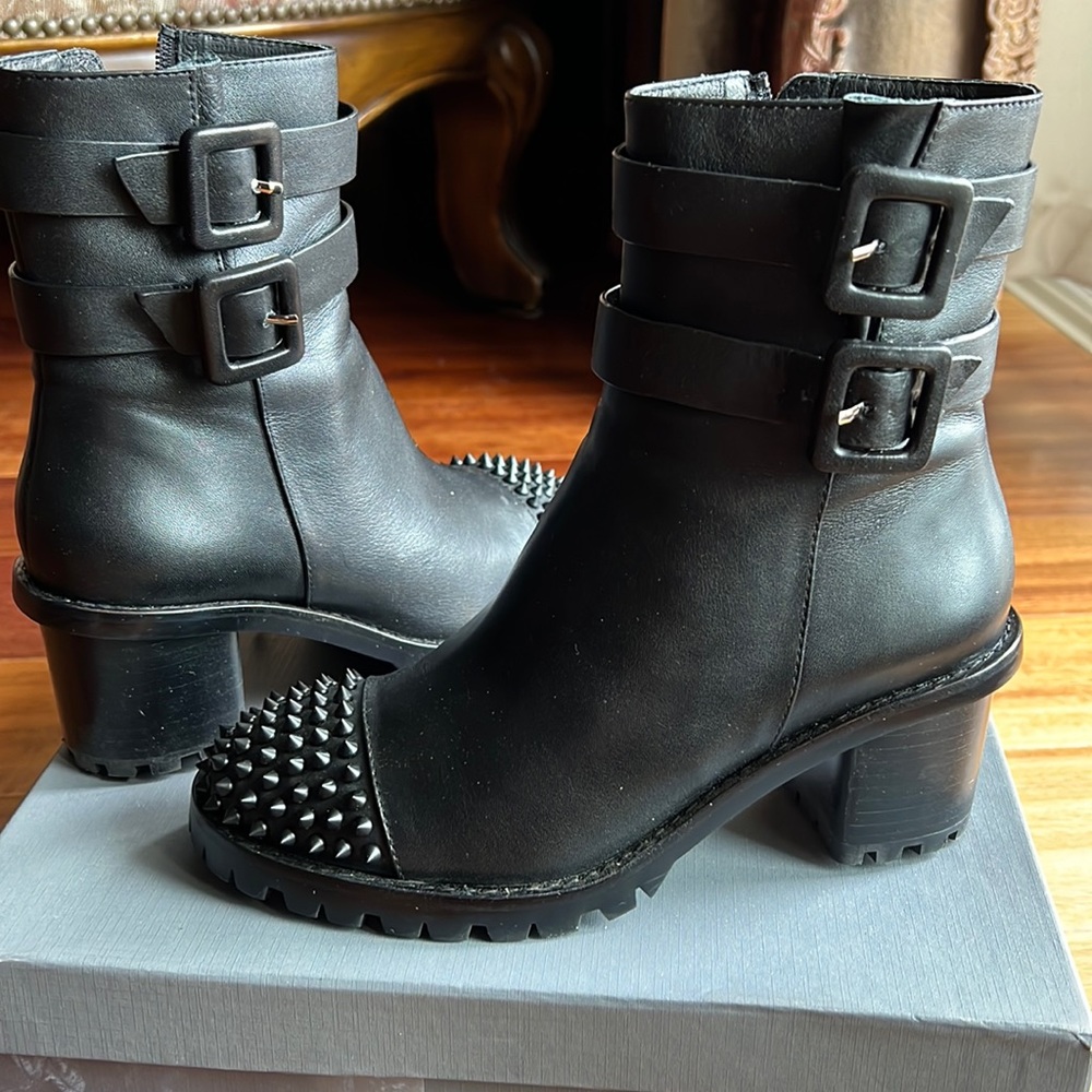 Black,leather boots,excellent condition,like new.Size 36. Has zipper.